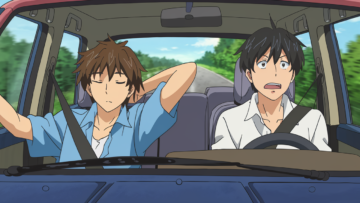 Imagem de uma cena engraçada dentro de um carro, com dois amigos. O motorista, com expressão descontraída, ignora a sugestão do GPS de virar à direita, enquanto o passageiro parece surpreso. O fundo mostra uma estrada simples.